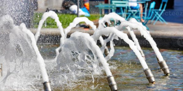 11145408-il-schiumogeno-getti-di-acqua-di-il-citta-fontana-scoppiare-su-di-il-metallo-ugelli-foto